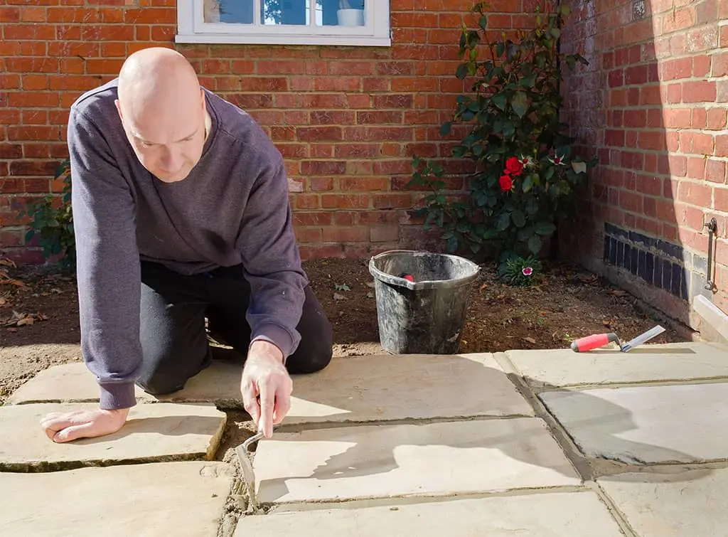 https://www.checkatrade.com/blog/wp-content/uploads/2024/09/average-driveway-patio-and-paver-salary-jointing.jpg