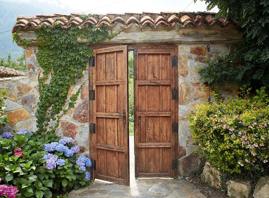 Double door wooden gates