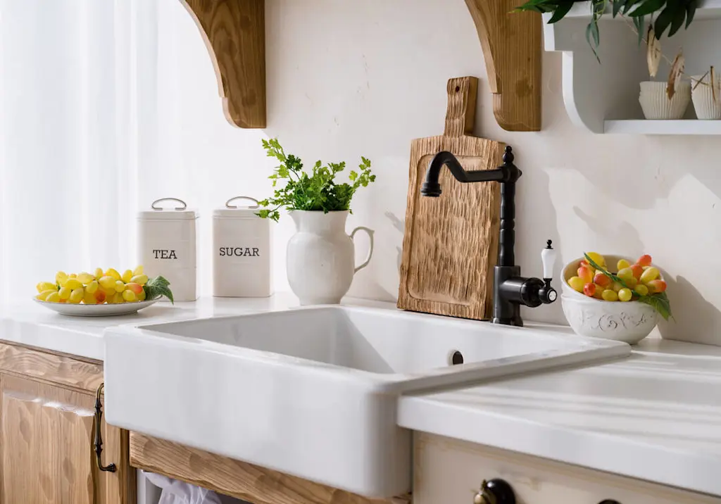 farmhouse-kitchen-sink-black-tap