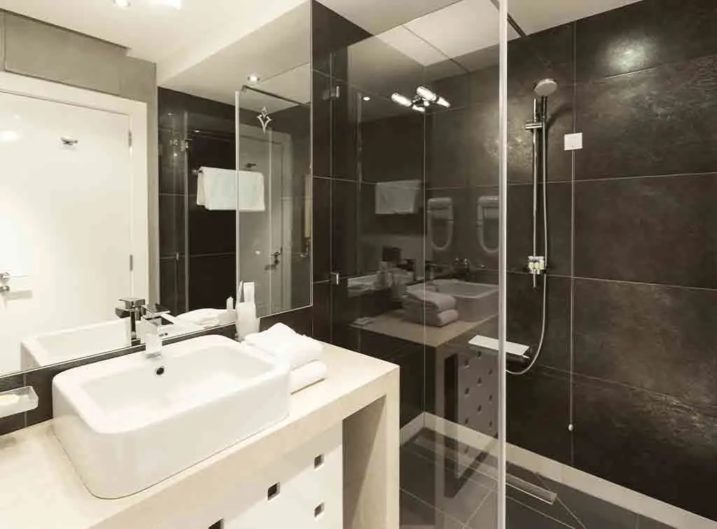 https://www.checkatrade.com/blog/wp-content/uploads/2021/01/Unique-small-shower-room-idea.jpg