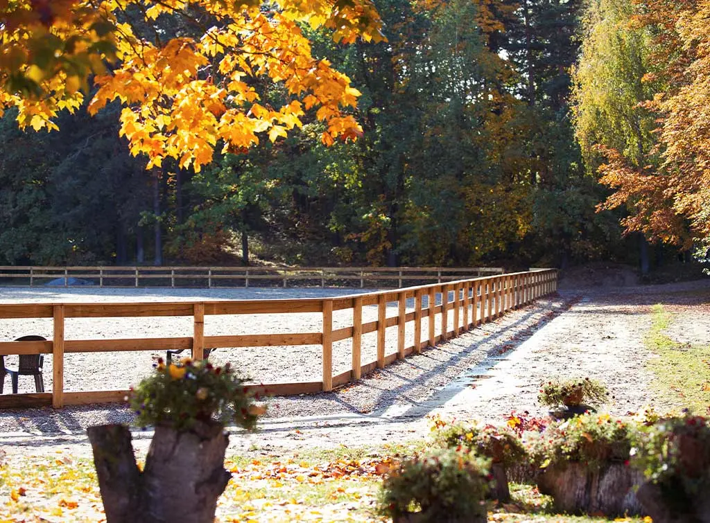 How much does it cost to build an outdoor riding arena UK