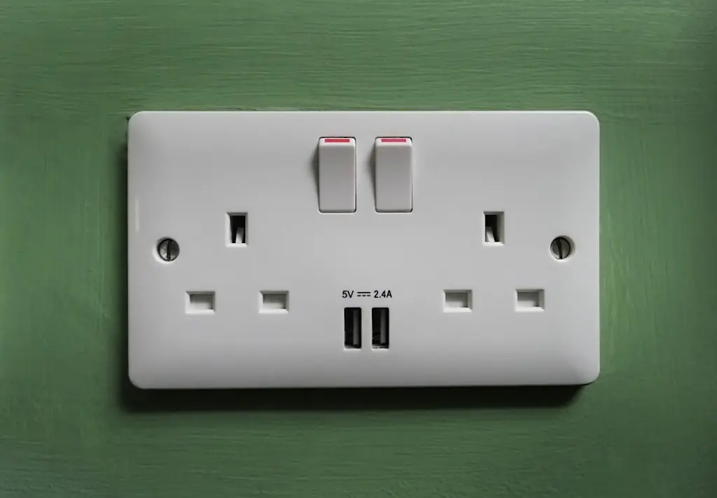 Plug socket with USBs