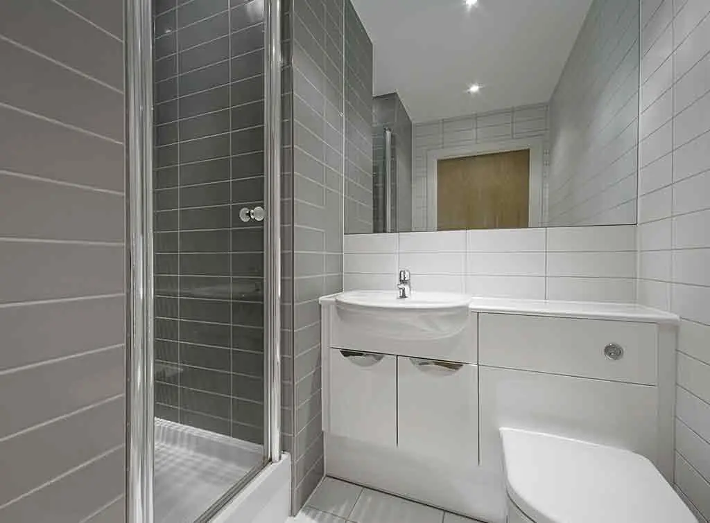 https://www.checkatrade.com/blog/wp-content/uploads/2020/12/Modern-and-stylish-ensuite-ideas.jpg