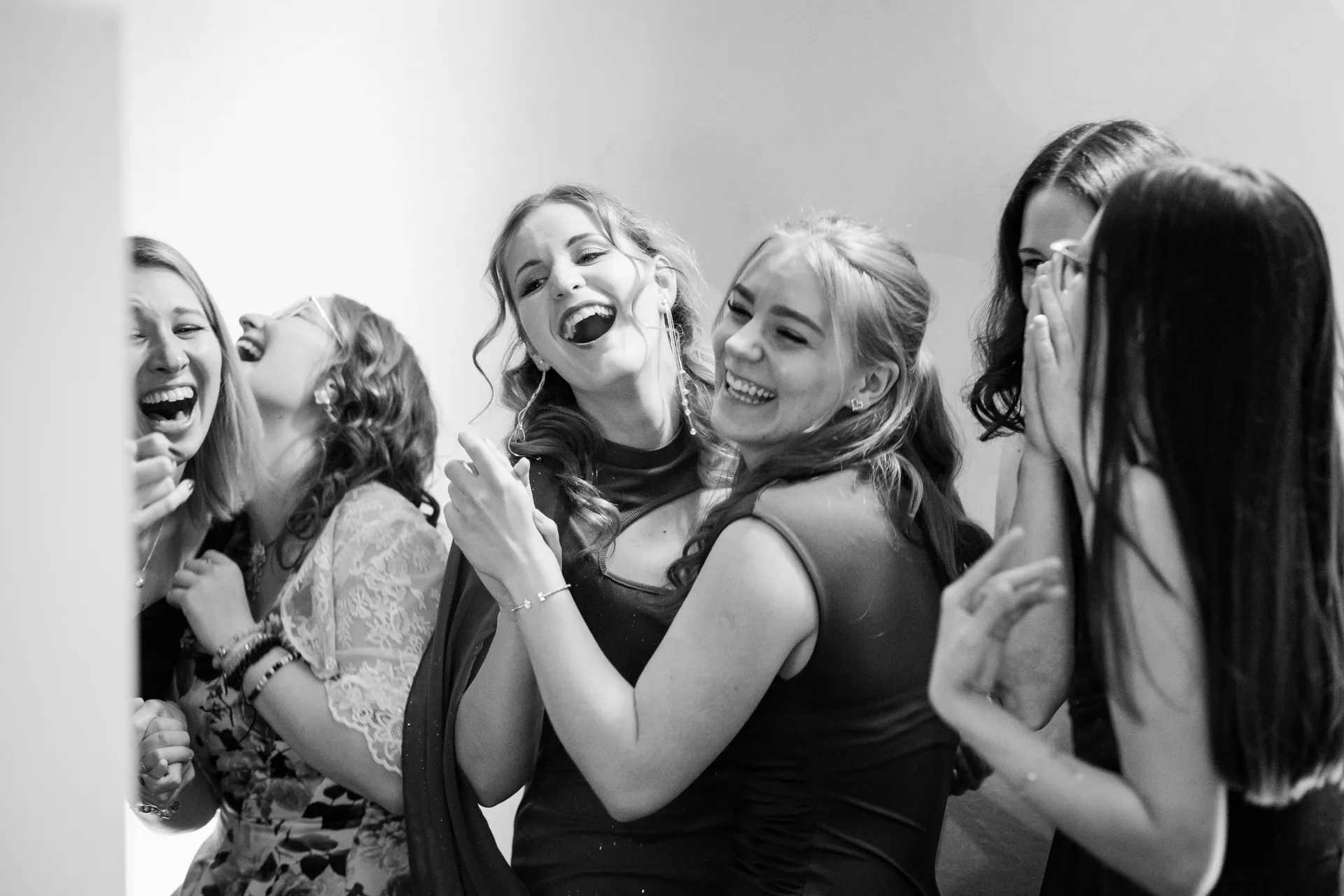 Hatalmasat nevető, elegáns lányok a szelfigép előtt. Egy tökéletes esküvői vendégváró program felejthetetlen pillanata.
