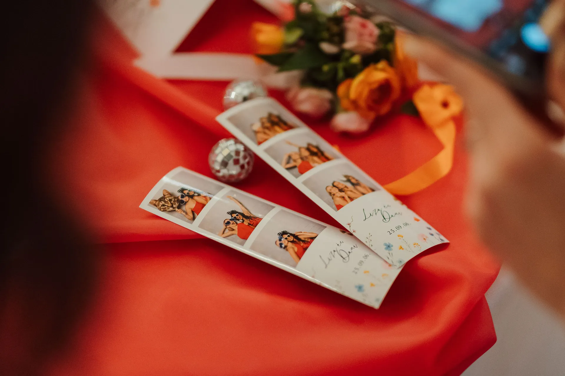 Kinyomtatott egyedi esküvői fotók. Tökéletes fényképes vendégkönyv és kreatív köszönőajándék szelfigép bérlés esetén