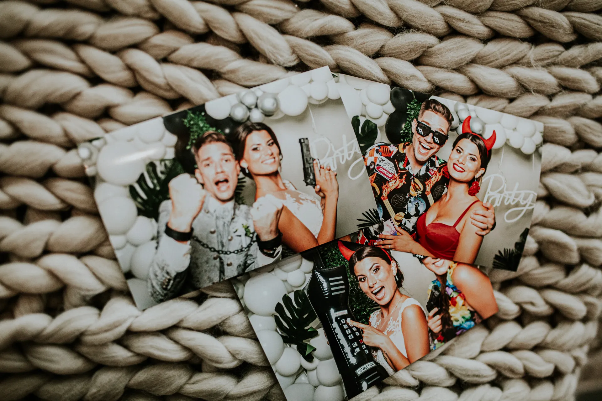Vicces esküvői képek óriás telefonnal és kellékekkel. Fotóbox bérlés esküvőre azonnali képnyomtatással