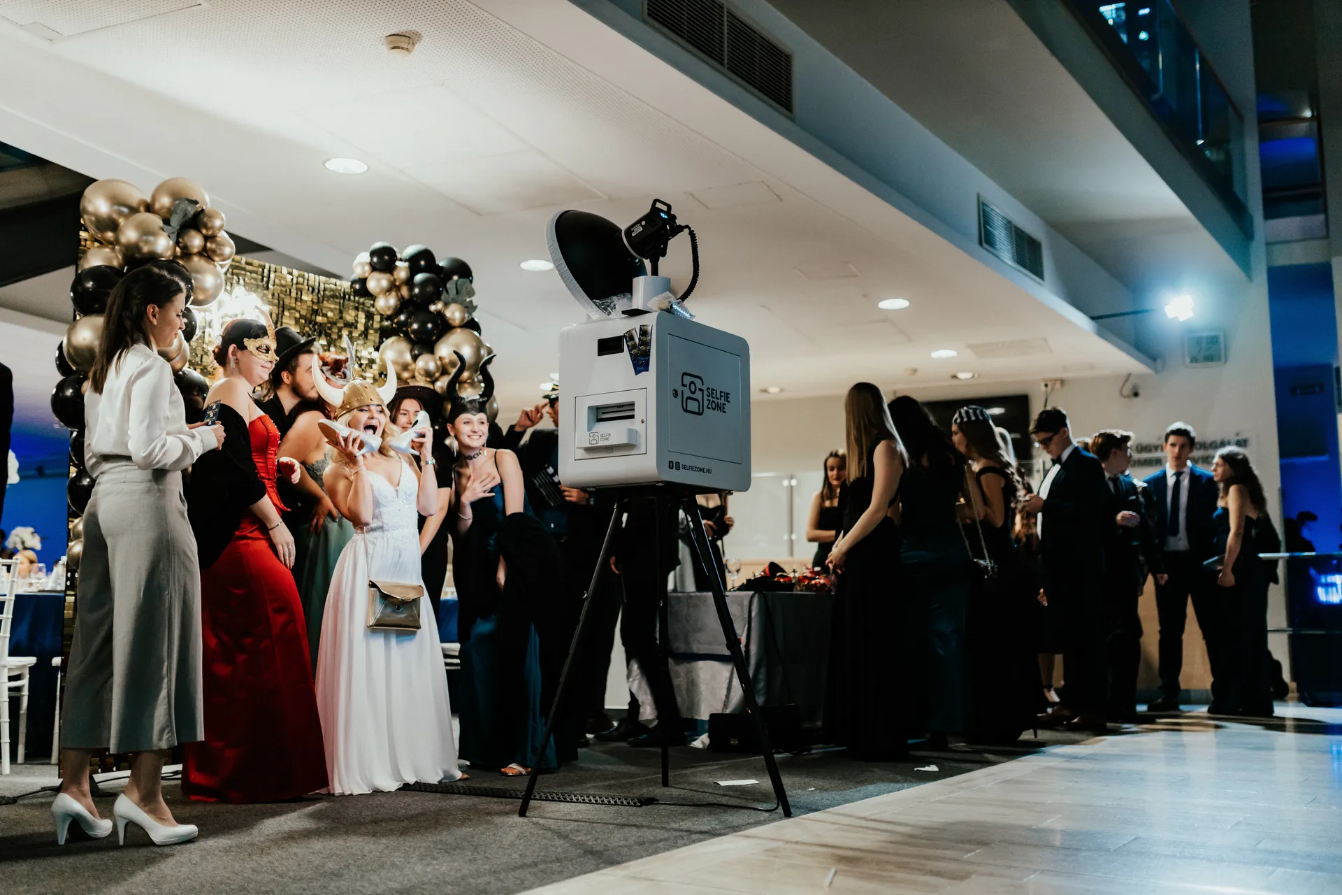 A tökéletes esemény program: fotóbox bérlés, amit imádnak a vendégek. Látványos fotósarok nagyszabású rendezvényekre
