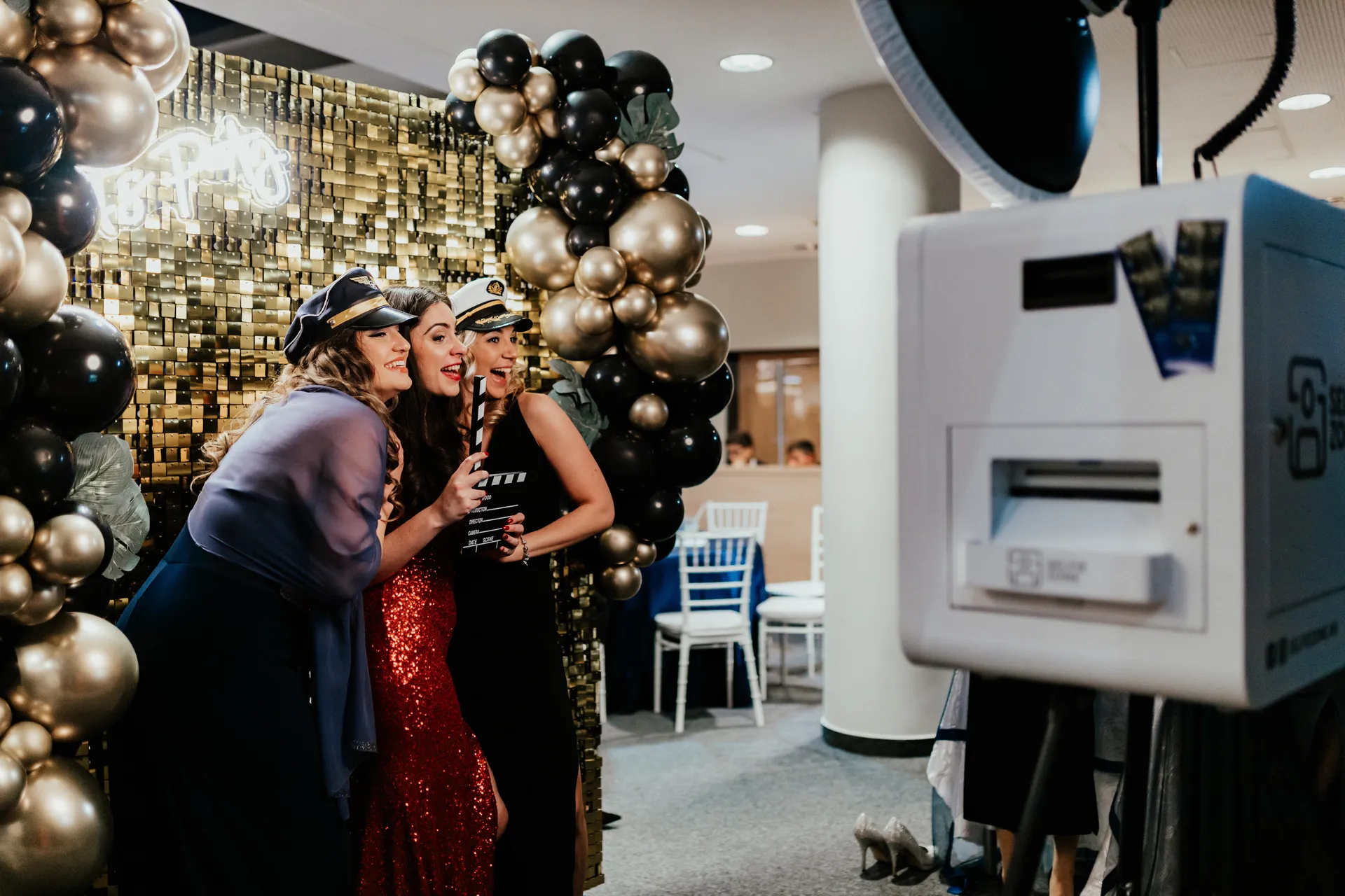 Prémium szelfigép és 360 selfie bérlés : önfeledten fotózkodó és nevető vendégek a Selfie Zone fotóautomatája előtt.