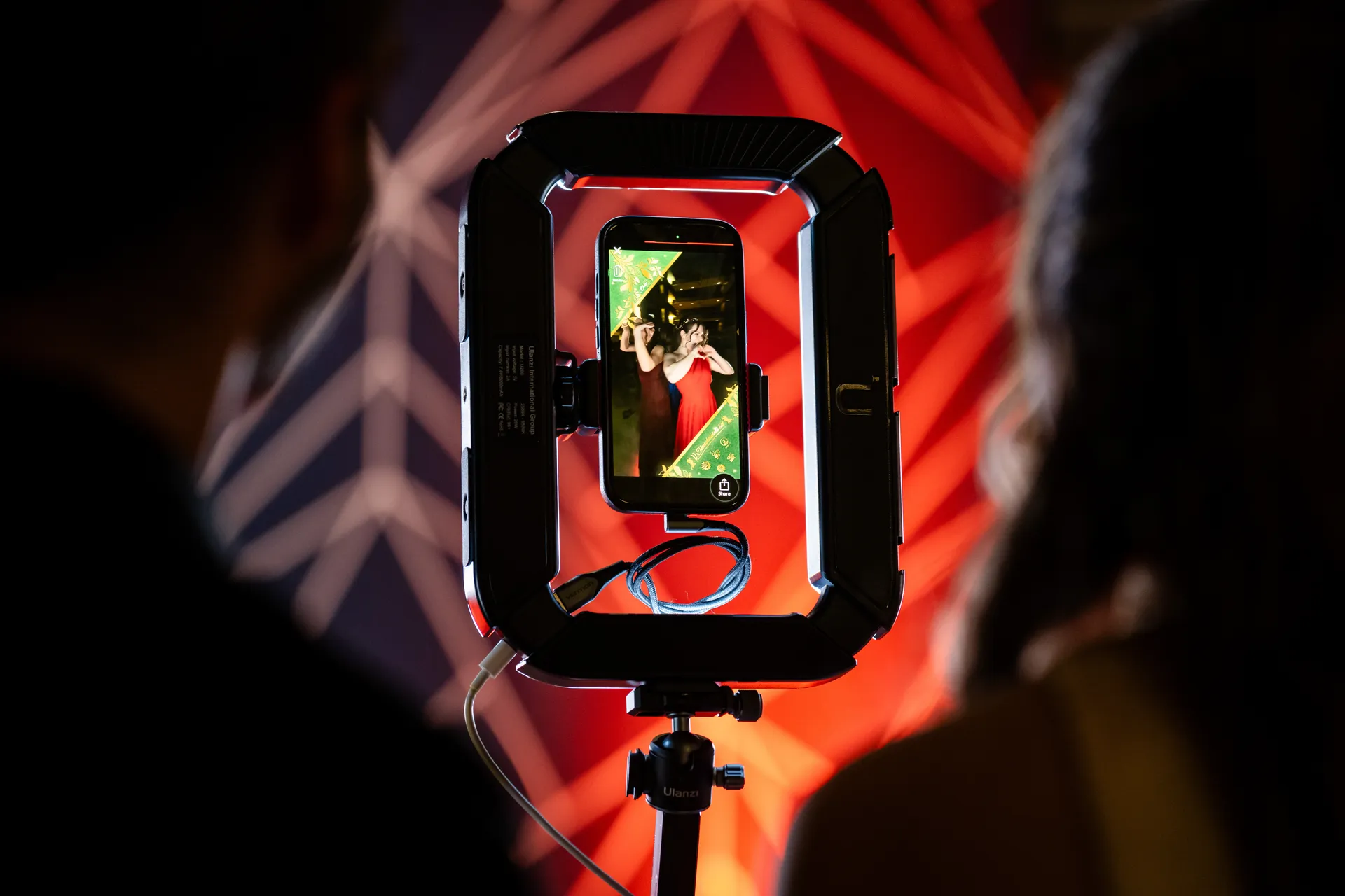 Vendégek nevetve nézik az elkészült 360 spinner videójukat a kijelzőn. Átlátható bérlés és csomagok kaució nélkül