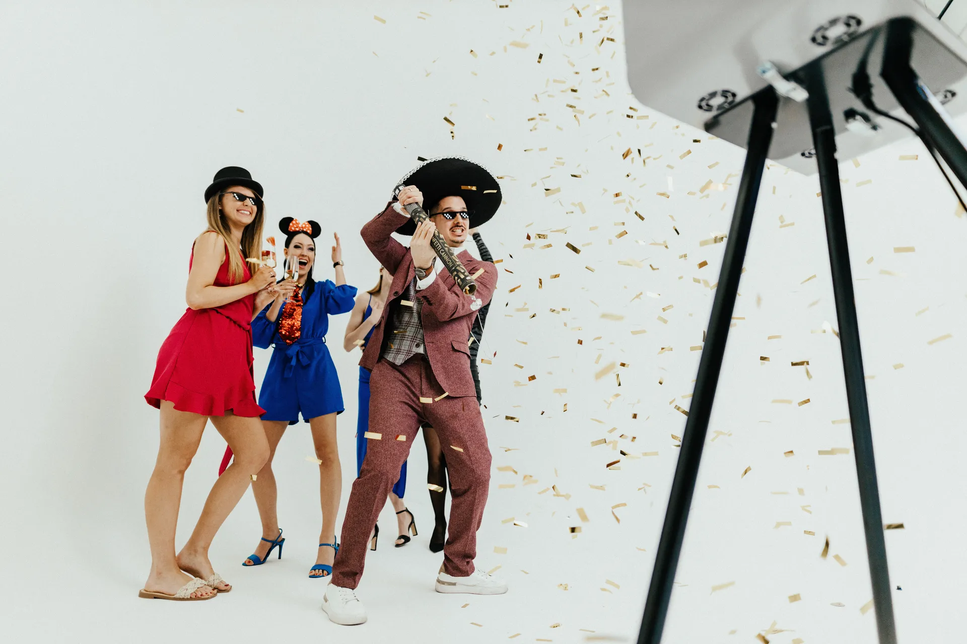 Fotóbox bérlés céges bulira és esküvőre. Interaktív fotósarok vicces kellékekkel és azonnali képnyomtatással