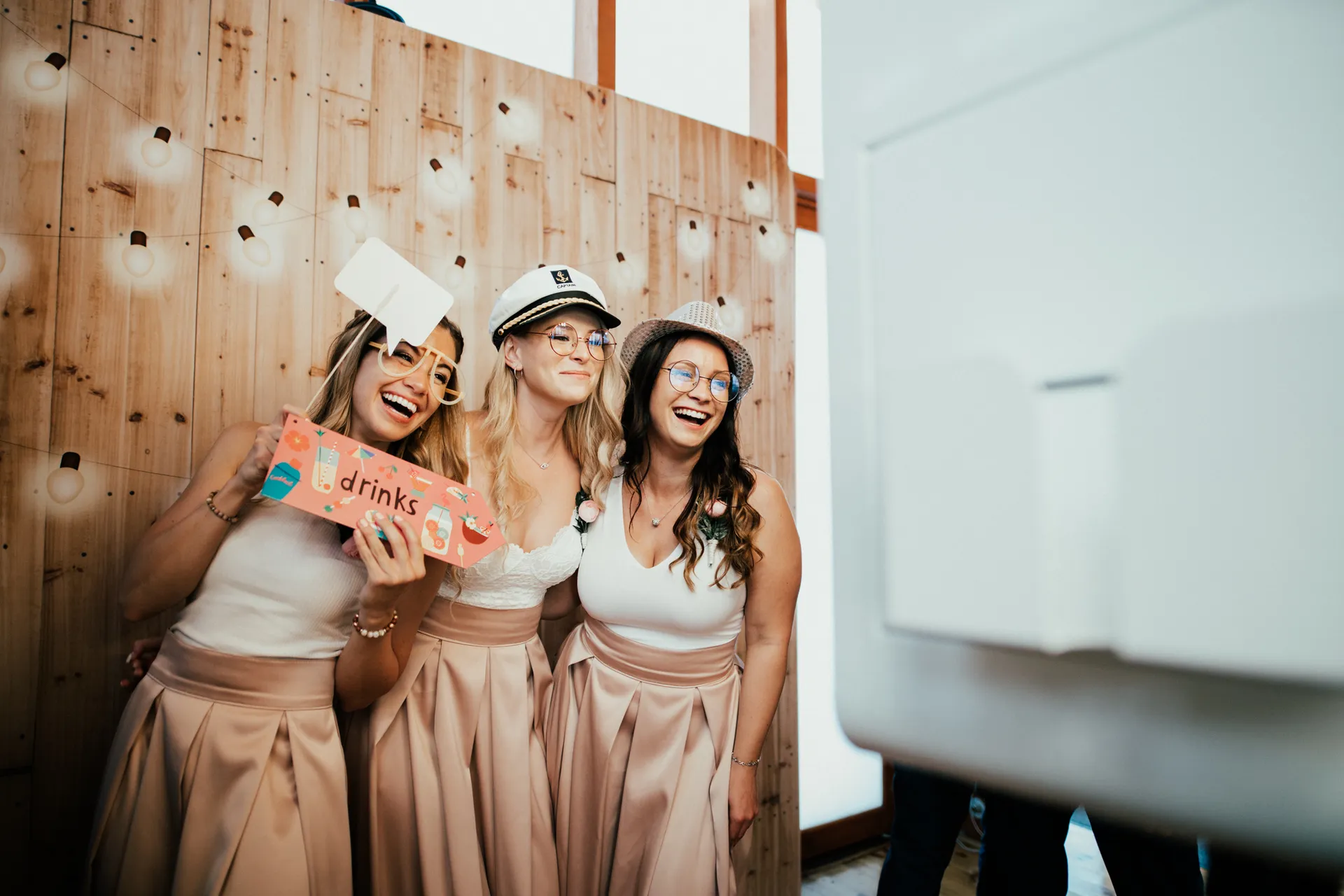 Prémium fotóautomata bérlés esküvőre: komplett bérelhető fotósarok vicces kellékekkel és hangulatos háttérrel