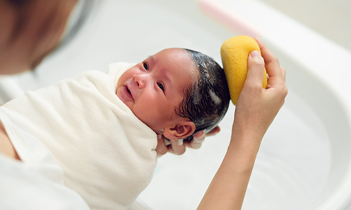 Sponge Baths How To Bathe Your Newborn Pampers