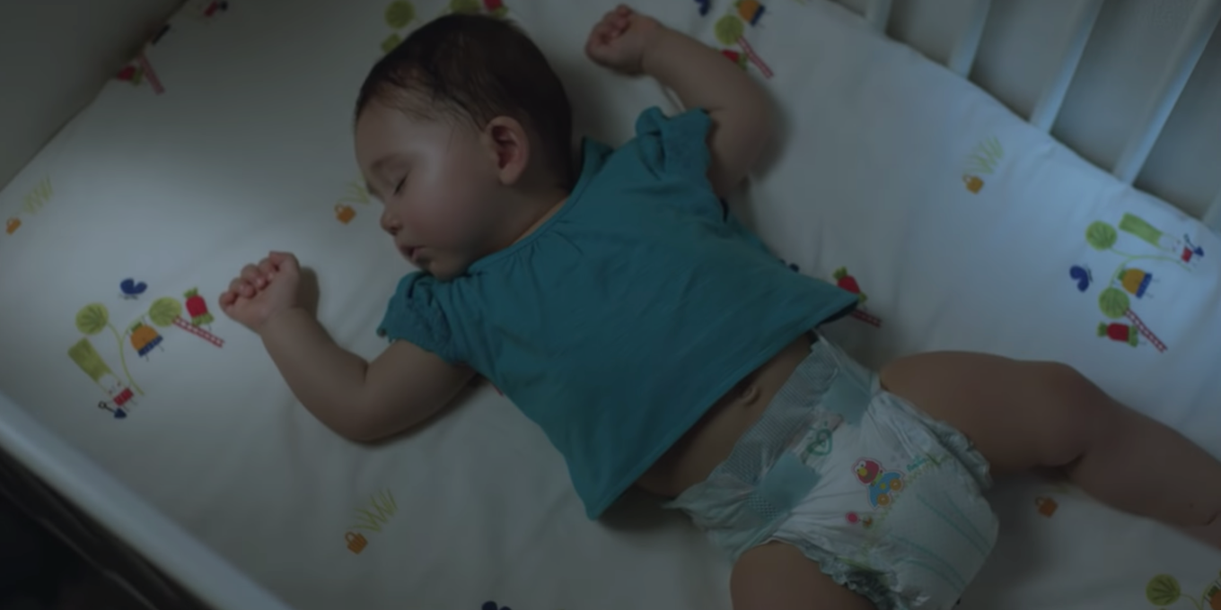 Реклама pampers. Малыш в рекламе pampers. Реклама памперсов. Реклама pampers ночь.