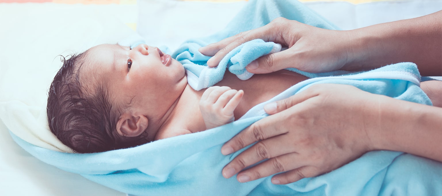 when should a newborn baby be bathed