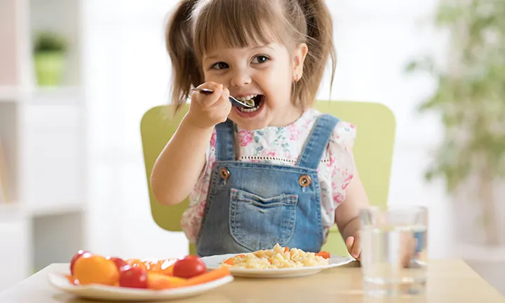 https://images.ctfassets.net/9wtva4vhlgxb/5b9pxJPEjmhdRgxVTlP1rP/baa17f122aad0bed536d1cdcc7b47cb3/Toddler-lunch-ideas_720x432.jpg?fm=webp&q=70