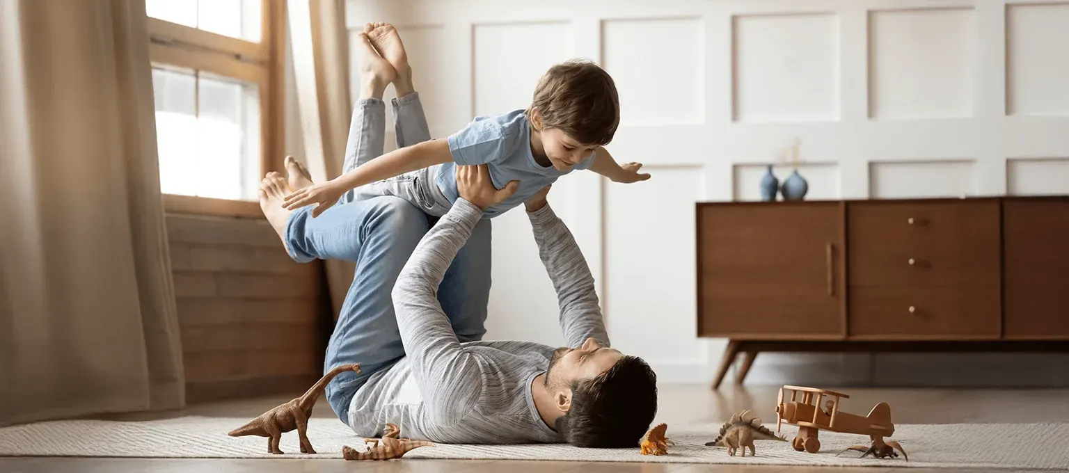 Papá e hijo celebrando el Día del Padre