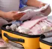 Mamá empacando bulto de recién nacido