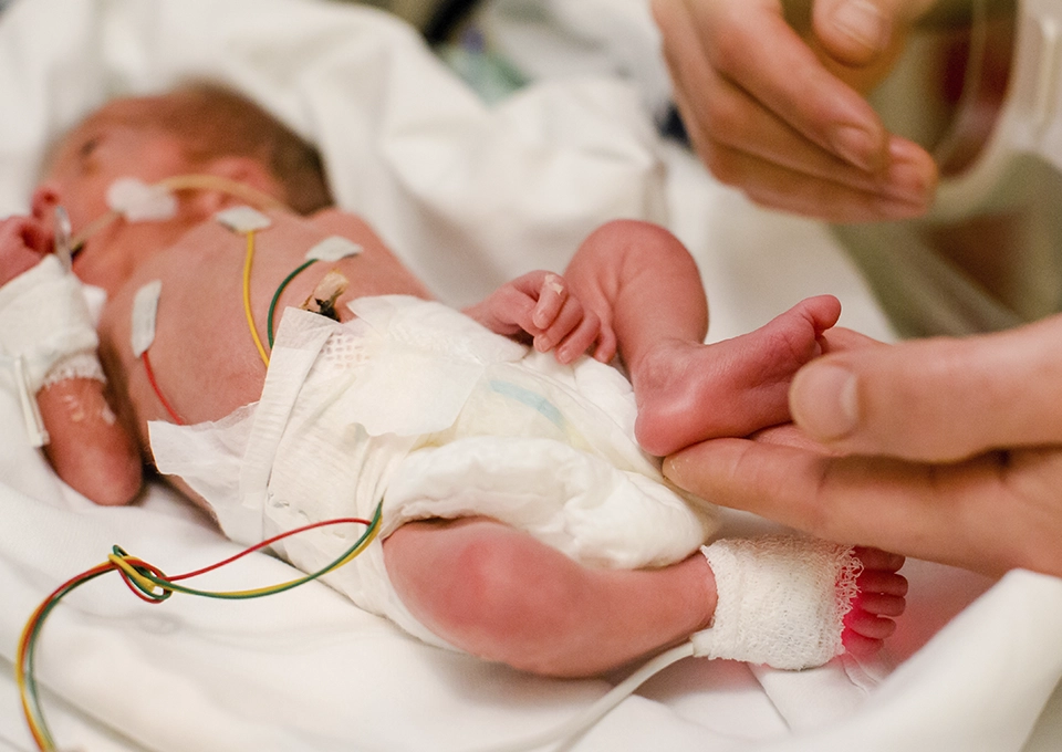 Cómo vestir a tu bebé prematuro: Petit Nicu
