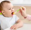 Bebé alimentándose con comida casera