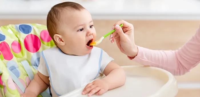Bebé alimentándose con comida casera
