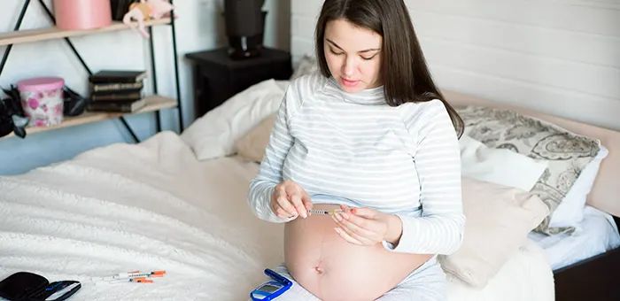 Embarazada realiza prueba de glucosa.
