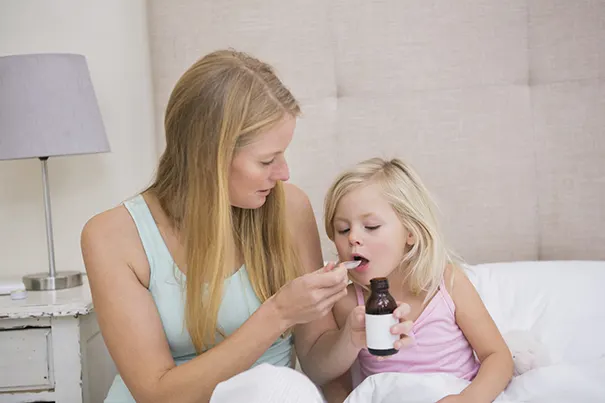 Cómo darle medicamentos a bebés y niños pequeños