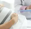 Mujer embarazada recibiendo atención prenatal