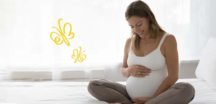 Mamá feliz considerando el parto natural o cesárea