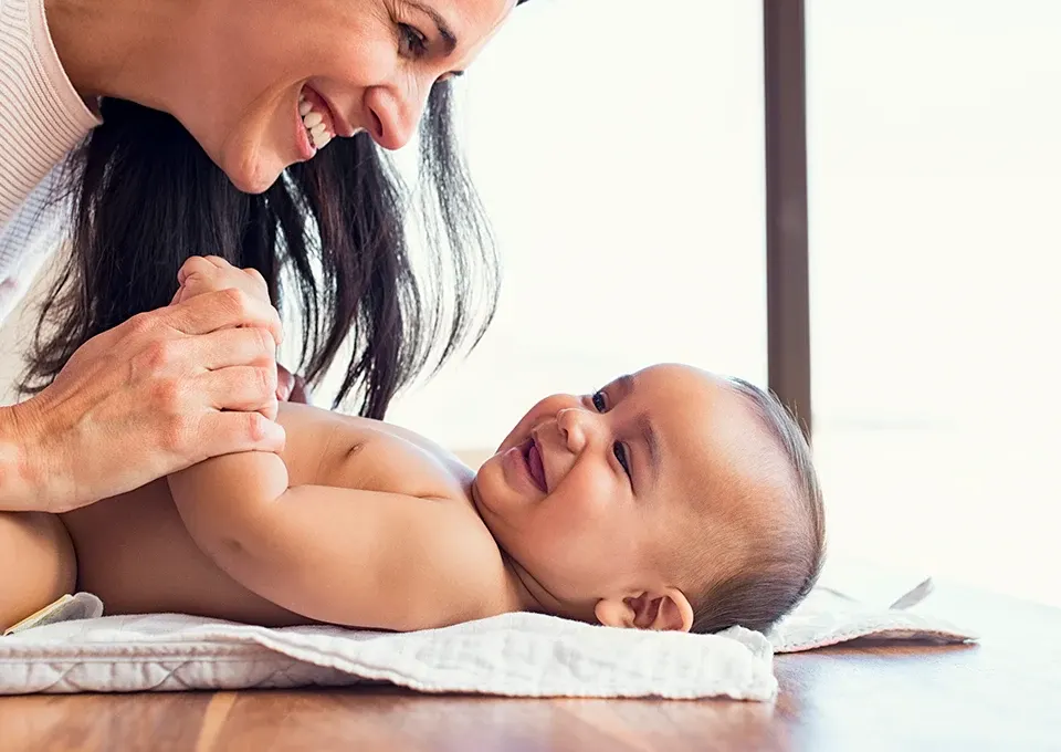 Mamá riendo con su hijo. 