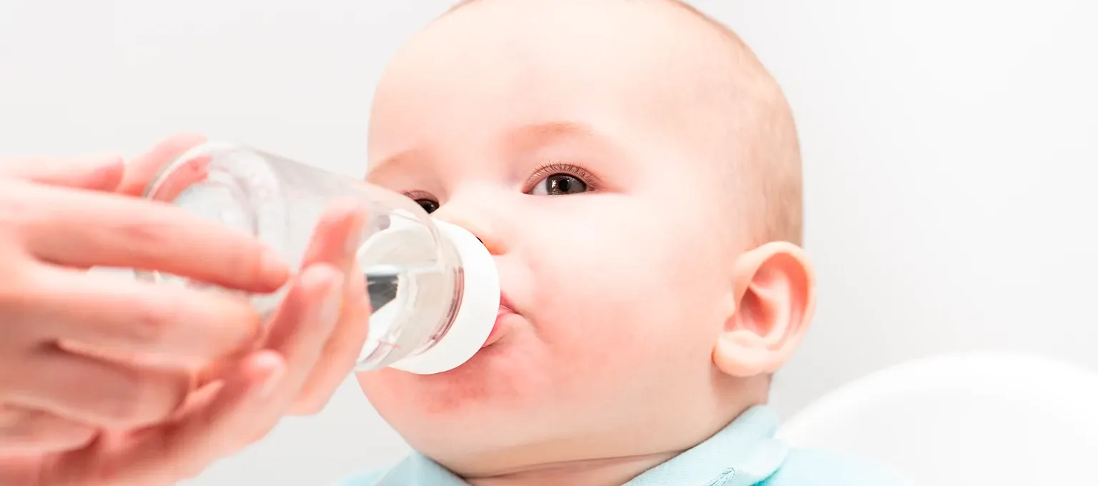 Bebé tomando agua