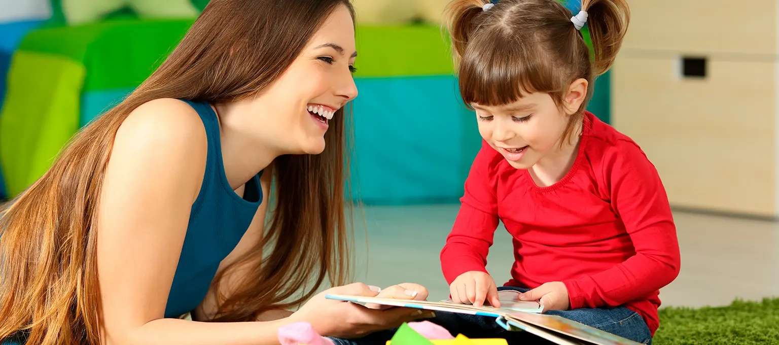 Mamá jugando con su hija juegos de imitación