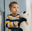 Bebé de 22 meses jugando con peluche
