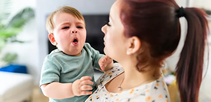 Madre cuidando a bebé con tos
