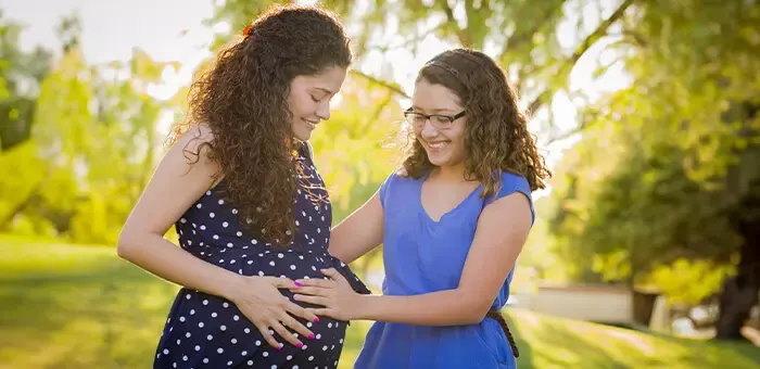 Mamá mexicana escogiendo con su hija nombres comunes