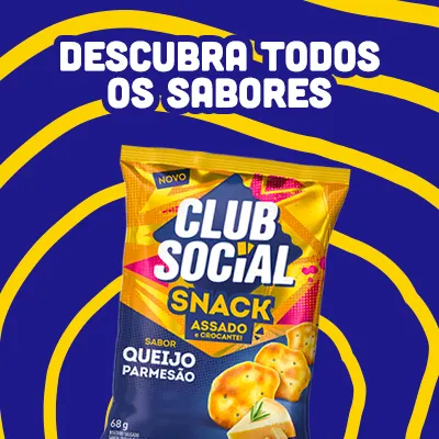 Pacote de Club Social snack sabor queijo parmesão em fundo azul com faixas amarelas.