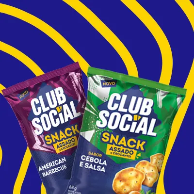 Pacotes de Club Social snack sabores cebola e salsa e american barbecue em fundo azul com faixas amarelas. 