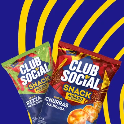 Pacotes de Club Social snack sabores pizza marguerita e churras na brasa em fundo azul com faixas amarelas.