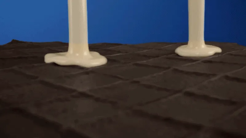 Chocolate branco escorre sobre wafer, seguido de Bis Xtra mordido em corte e pacotes de Bis ao leite, Oreo, Black e branco.