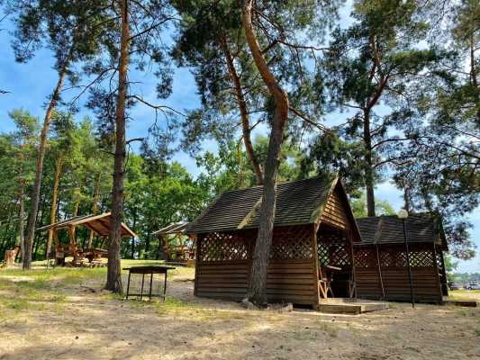 Озеро з пляжем для пікніків