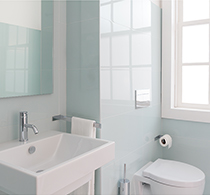 Salle de bain propre et bien éclairée