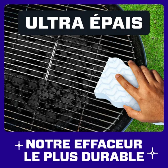 Un effaceur magique ultra épais utilisé sur un barbecue au charbon, dénotant l’efficacité de son pouvoir nettoyant et sa durabilité
