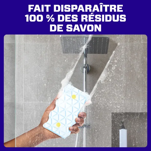 Une main qui tient un Effaceur magique Mr. Clean sous un pommeau de douche, démontrant son efficacité dans l’élimination des résidus de savon