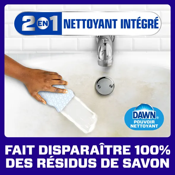 Le nettoyant intégré 2-en-1 de l’Effaceur magique utilisé sur la surface d’une baignoire pour une élimination efficace des résidus de savon