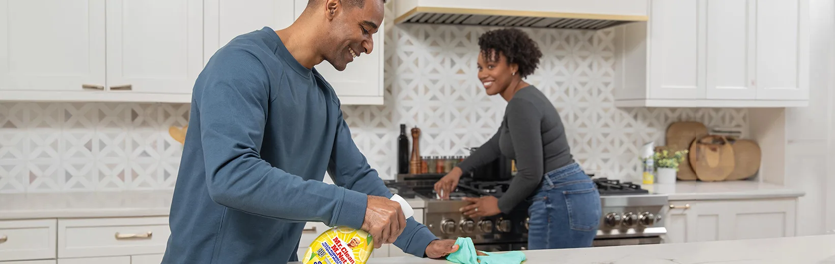 Homme et femme nettoyant la cuisine avec la bruine Clean Freak avec Gain Original