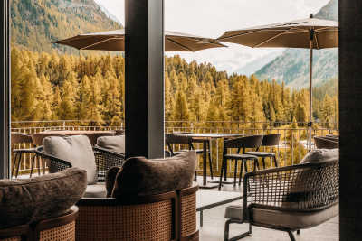 Hotel Saratz Yoga Retreat Schweiz Balkon Aussicht Wald
