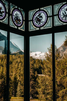 Hotel Saratz Yoga Retreat Schweiz Natur Wald Fenster Aussicht