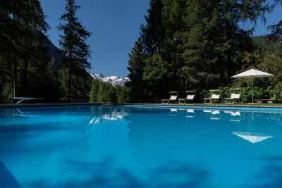 Hotel Saratz Schwimmbad pool outdoor Sommer 