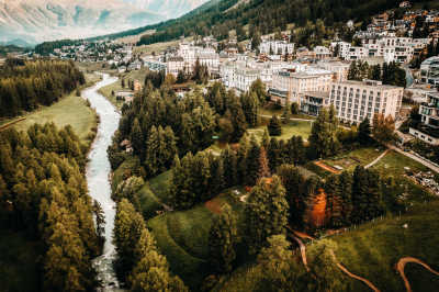 Hotel Saratz Yoga Retreat Schweiz Natur Wald