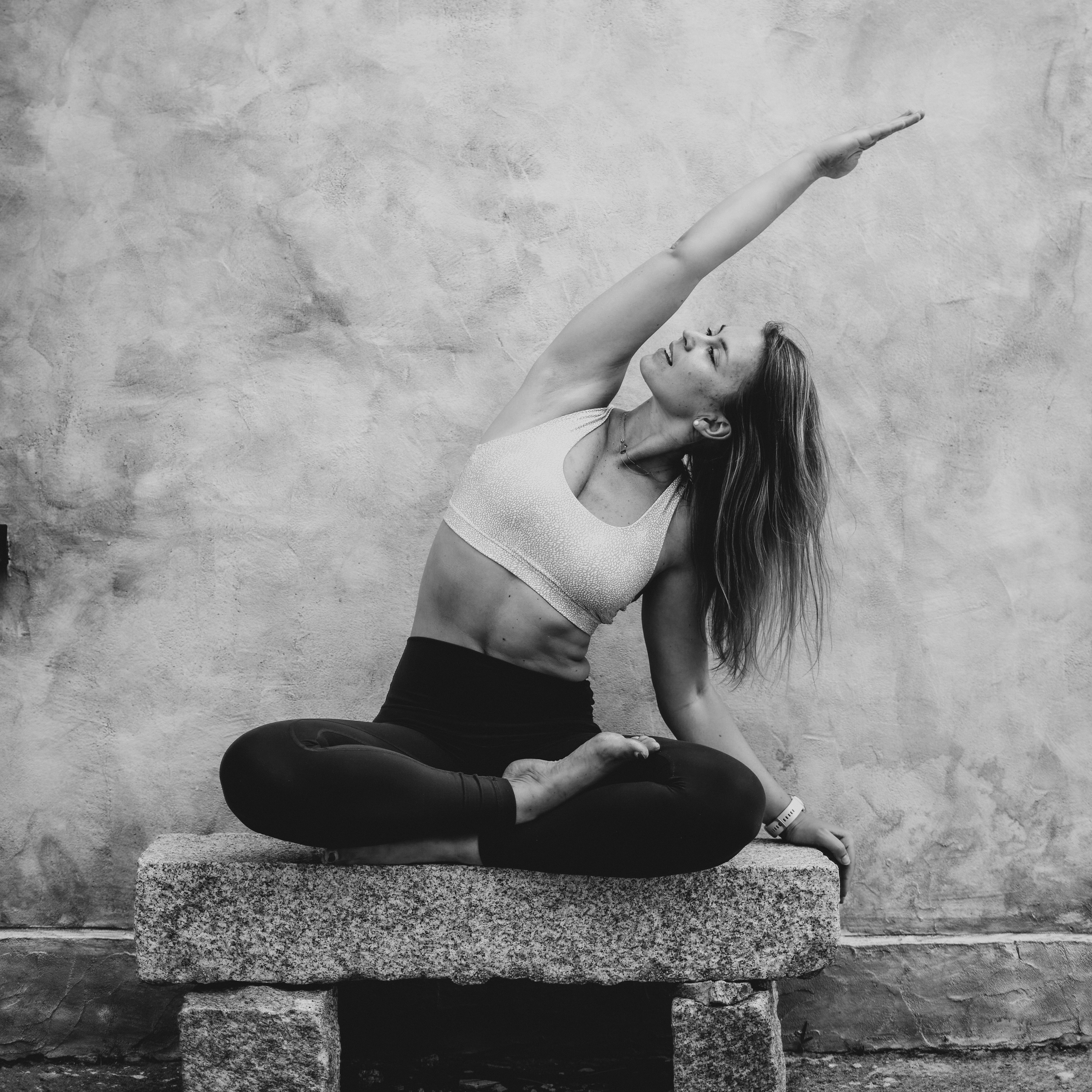 Alexandra Jacob Yoga Sidebend vor wand quadratisch