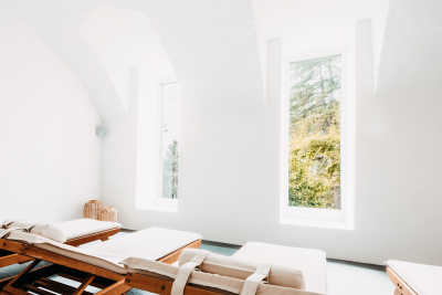 Hotel Saratz Yoga Retreat Schweiz Wellness Ruheraum Massage